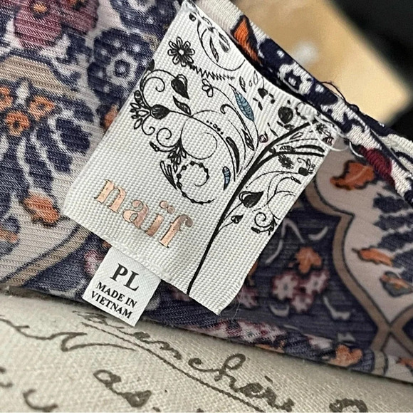 Naif 3/4 Sleeve Patterned Top Size Large Petite - Picture 6 of 6